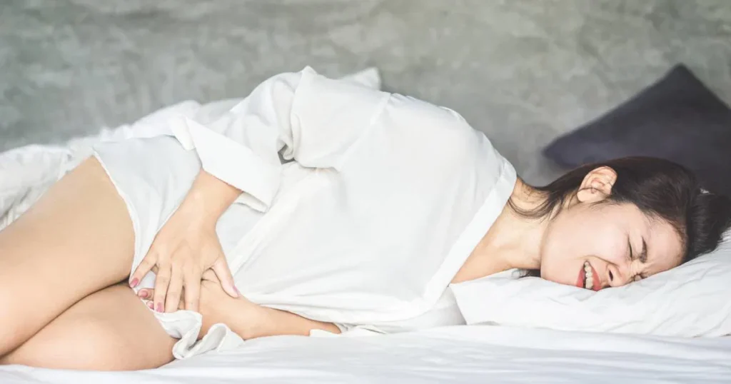 seorang wanita sedang mengalami masalah keputihan