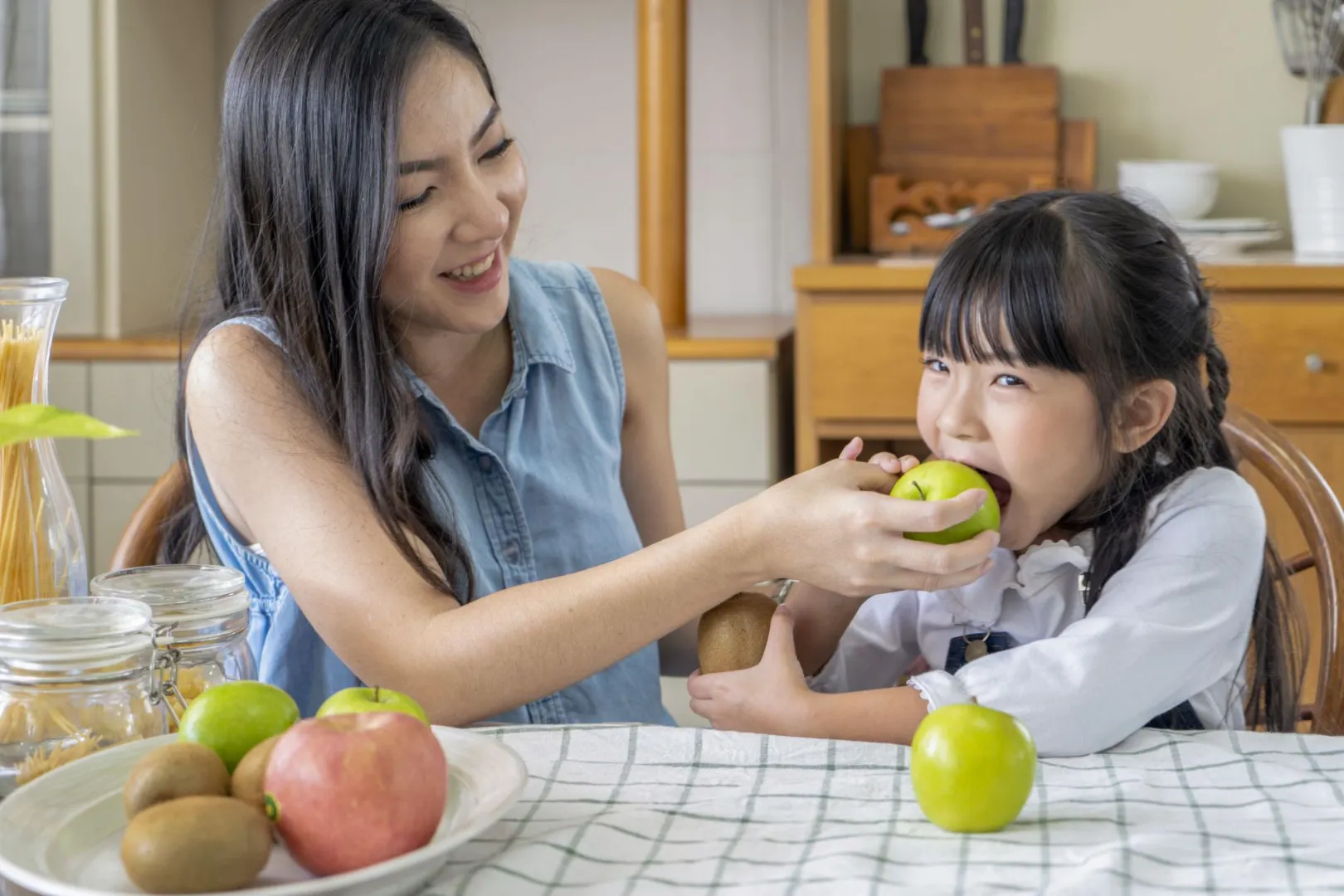 Anak makan dengan lahap dan suasana makan menyenangkan untuk meningkatkan nafsu makan anak secara alami