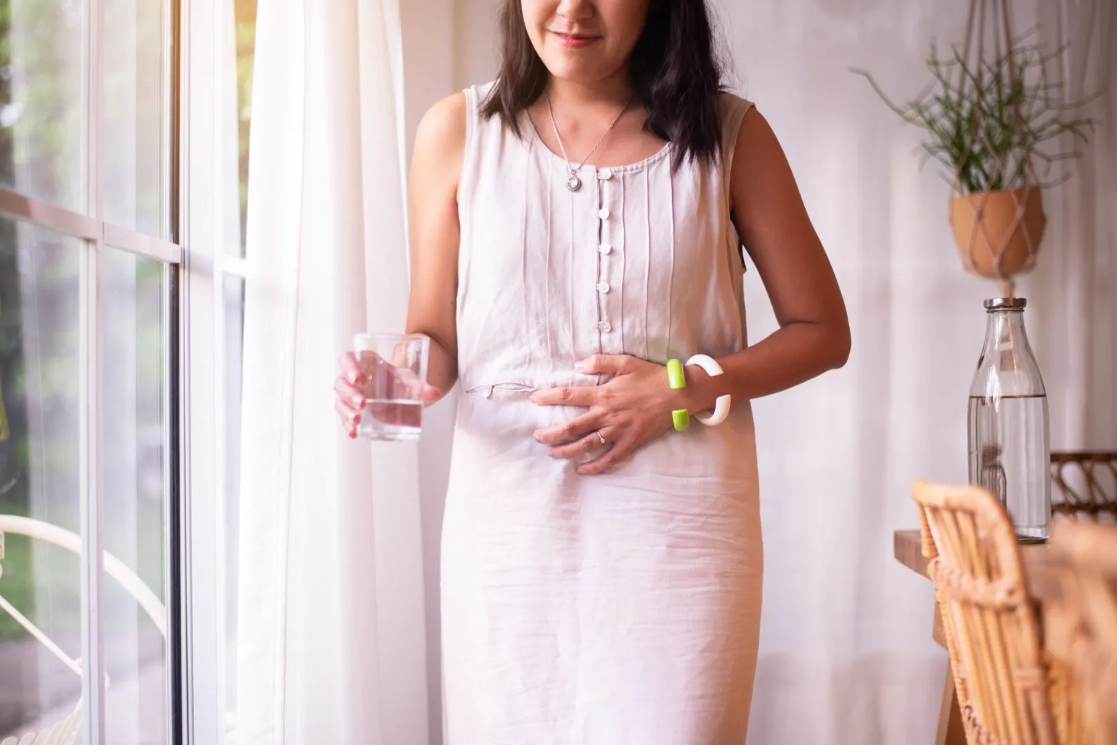 Wanita menjaga kesehatan usus dengan pola makan sehat untuk membantu mengurangi gejala PCOS