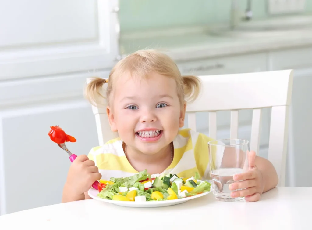 Anak makan makanan sehat bersama keluarga untuk membentuk kebiasaan makan anak sejak dini