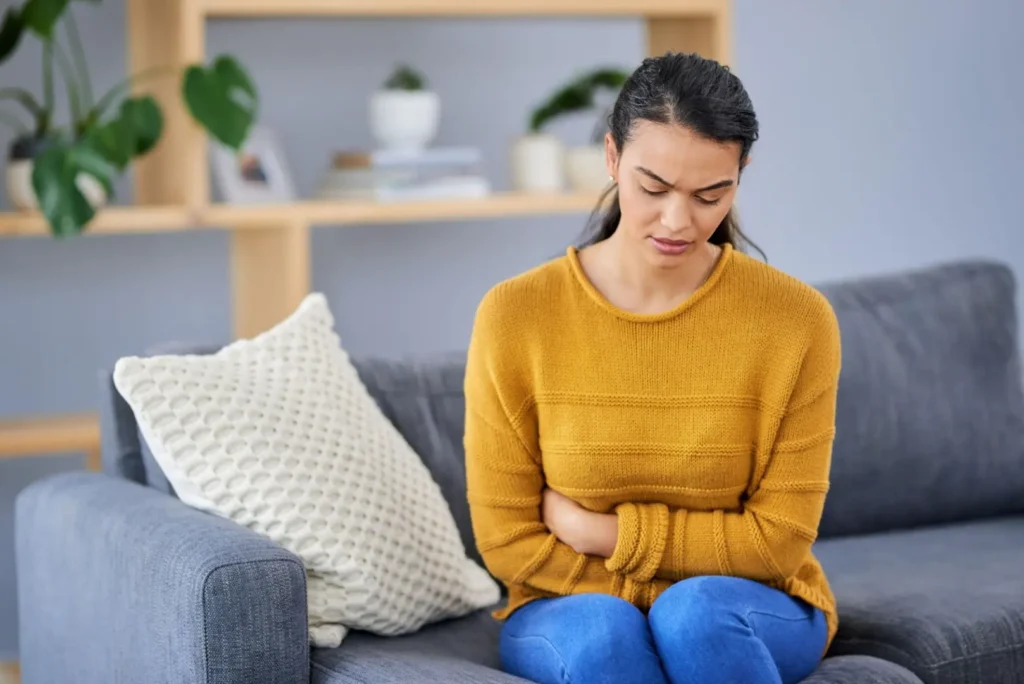 Wanita mengalami masalah pencernaan akibat pengaruh hormon dan gut health yang tidak seimbang