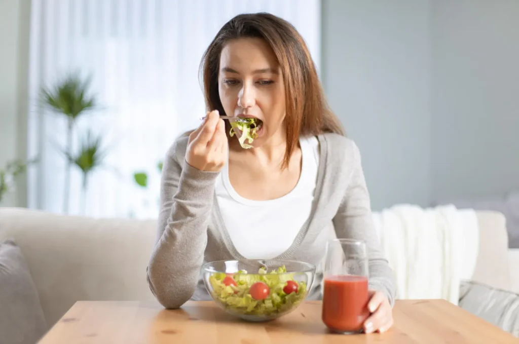 Wanita mengonsumsi makanan tinggi serat untuk menjaga hormon dan kesehatan usus secara alami