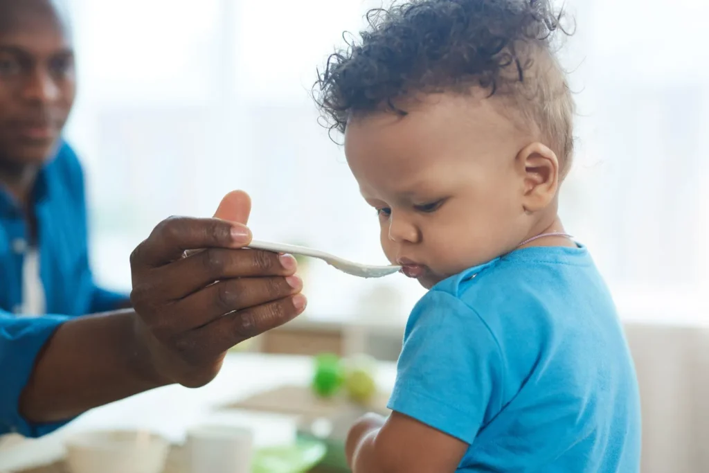 Orang tua memberikan suplemen dan makanan sehat untuk membantu anak yang mengalami GTM dan susah makan