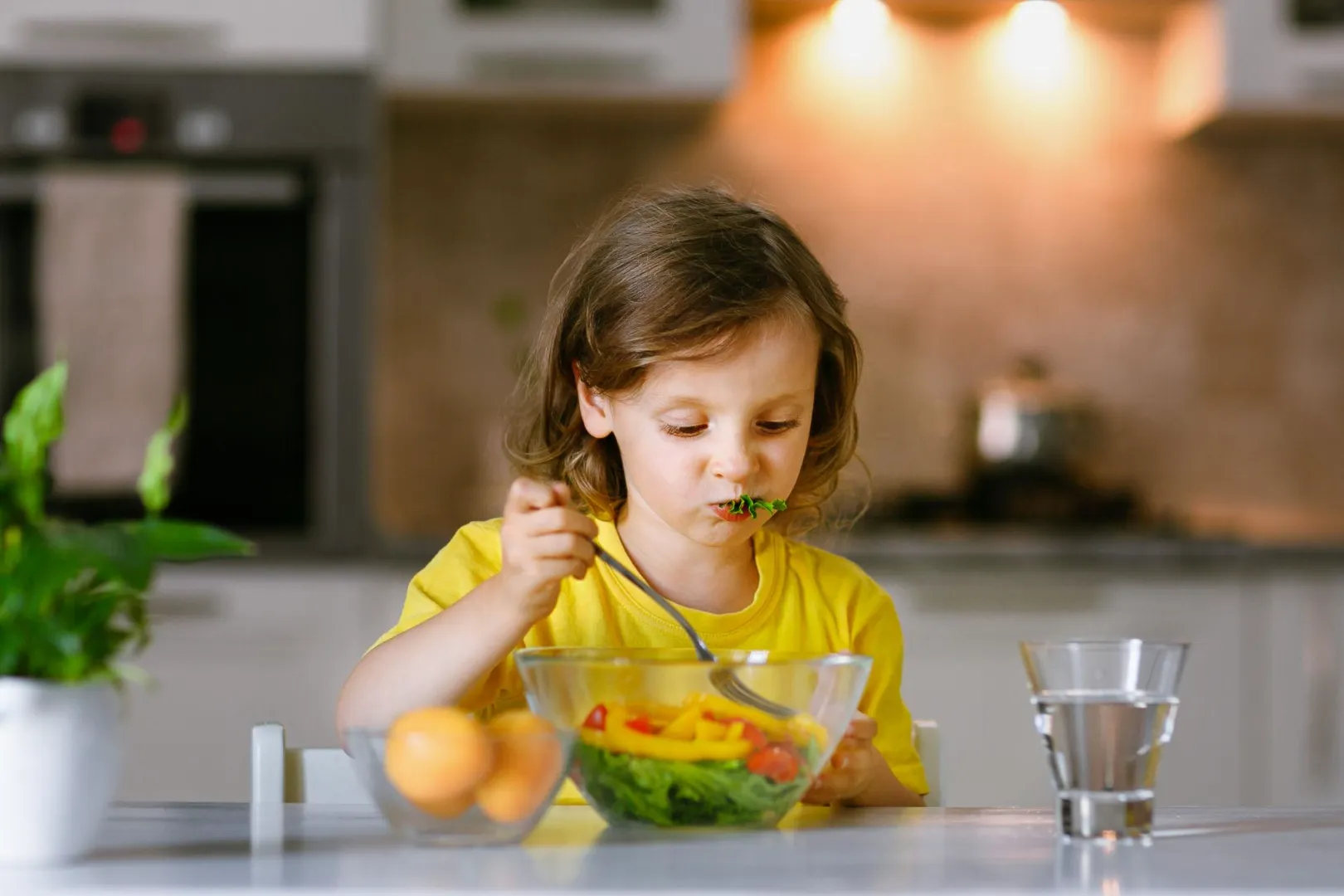 Anak mengonsumsi makanan sehat untuk mendukung enzim pencernaan dan penyerapan nutrisi optimal