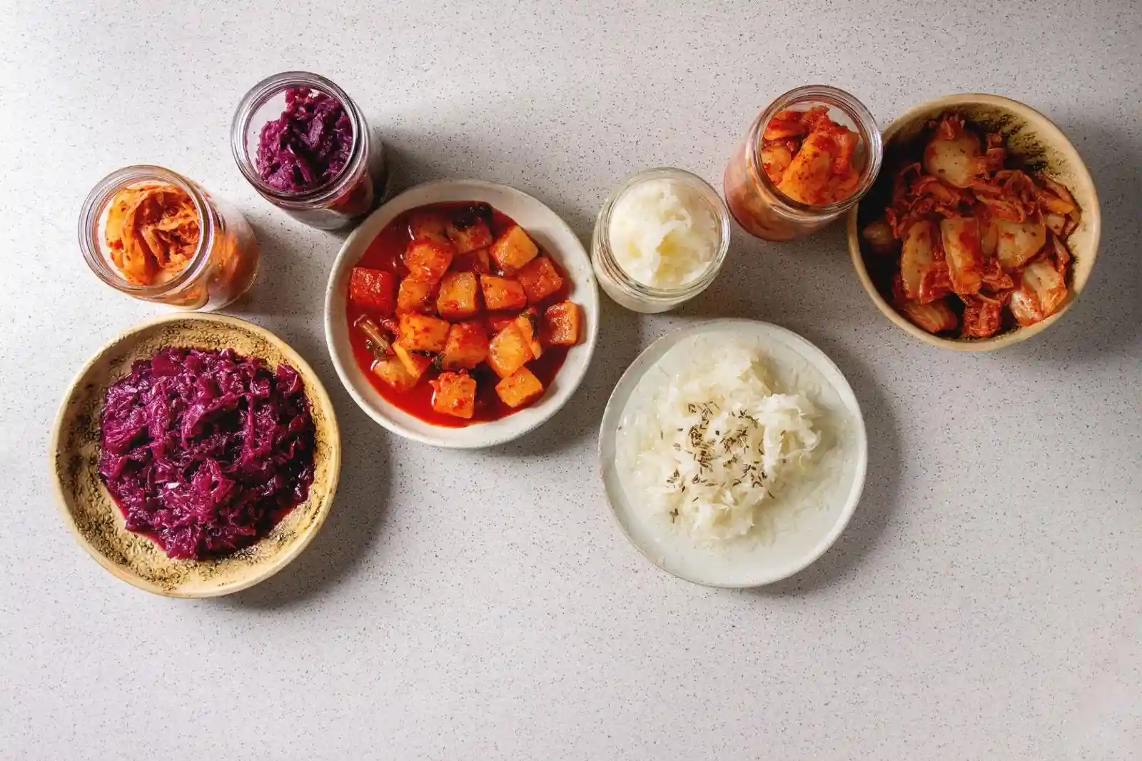 Berbagai makanan fermentasi seperti tempe dan kimchi lokal yang kaya probiotik alami untuk kesehatan usus