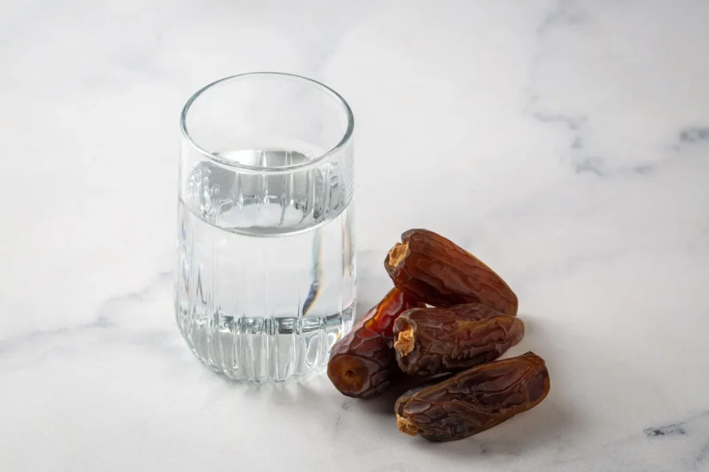 Seseorang berbuka puasa dengan makanan sehat untuk mendukung gut health dan pencernaan